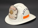 un casque de pompier blanc orné d'une étoile
