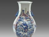 deux vases bleus et blancs posés sur une table