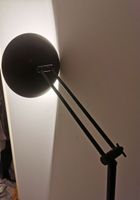 Lampe halogène en métal laqué noir. (photo 2)