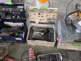 un grand nombre d'outils posés sur le sol