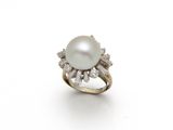 une photo d'une bague en perle et diamant