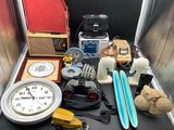 many items that are sitting on a table