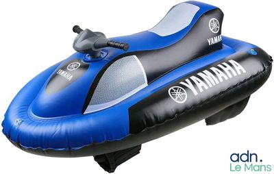 un gros plan d'un bateau pneumatique sur fond blanc