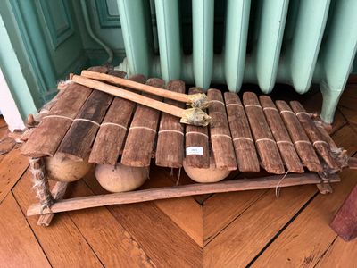 une table en bois sur laquelle sont posés tout un tas de bâtons