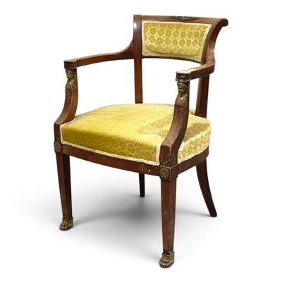 une image d'une chaise en bois avec un revêtement jaune, revêtement jaune, revêtement jaune, revêtement jaune, revêtement jaune, revêtement jaune, revêtement jaune, revêtement jaune, revêtement jaune