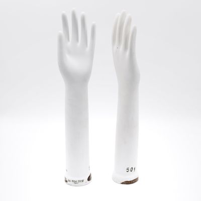 une paire de sculptures représentant des mains en plastique blanc sur fond blanc