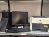 deux ordinateurs et une imprimante posés sur un bureau