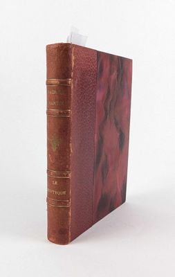 un livre brun posé sur une surface blanche