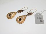 une paire de boucles d'oreilles en or ornées de pierres noires