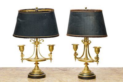 Paire de lampes en bronze ciselé et déoré éclairant par deux…
