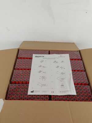 une boîte en carton ouverte sur laquelle est posée une feuille de papier