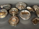 de nombreux objets en métal argenté posés sur une table