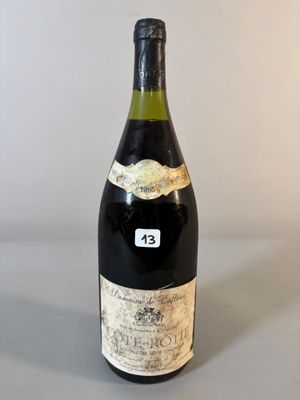 une bouteille de vin posée sur une table