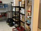 un réfrigérateur au milieu d'une pièce, avec des cartons par terre