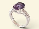une image représentant une bague ornée d'une pierre violette entourée de diamants blancs
