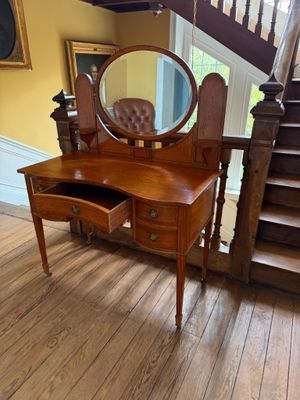 un bureau en bois surmonté d'un miroir