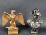 deux statues représentant un homme portant un casque et un oiseau