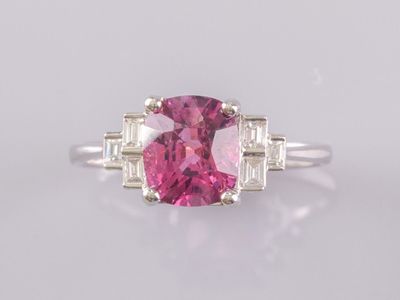 une bague en tourmaline rose et diamant
