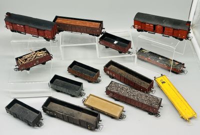 de nombreux petits trains miniatures exposés sur une table