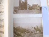 un livre contenant des photos de personnes à cheval devant un bâtiment