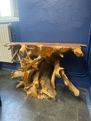 une table en bois qui a été transformée en morceau de bois