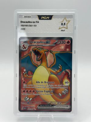 gros plan d'une carte pokemon dans un étui en plastique