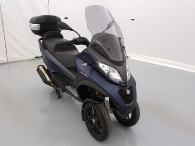 un scooter garé dans une pièce