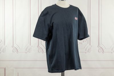 le dos d'un t-shirt noir sur un mannequin, un mannequin, un mannequin, un mannequin, un mannequin, un mannequin, un mannequin, un mannequin