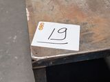 une table sur laquelle est inscrit un numéro, dans un entrepôt
