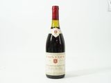 une bouteille de vin posée sur une table