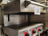 une image d'une cuisine commerciale avec des appareils en acier inoxydable