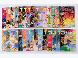 une pile de bandes dessinées posée sur une surface blanche