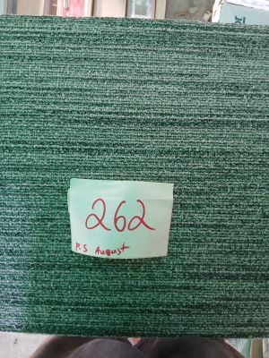 une personne tenant un morceau de papier sur lequel est collé un autocollant