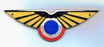 un gros plan sur un insigne orné d'un aigle