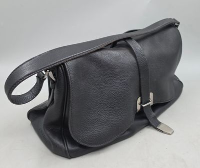 sac messager en cuir noir sur fond blanc, avec une bandoulière