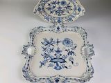 une paire de plateaux de service bleus et blancs ornés d'oiseaux et de fleurs
