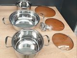 de nombreuses casseroles et poêles posées sur une table en bois