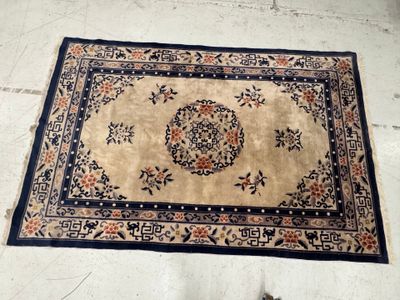 a rug that is laying on the floor in the room