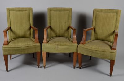trois fauteuils rembourrés verts, avec des accoudoirs et des pieds en bois