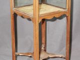 une petite table en bois surmontée d'une vitrine en verre