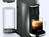 une cafetière avec un verre d'eau à côté