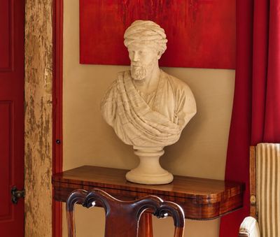 un buste d'homme posé sur une table dans une pièce