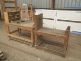un banc en bois qui se trouve au milieu d'une pièce