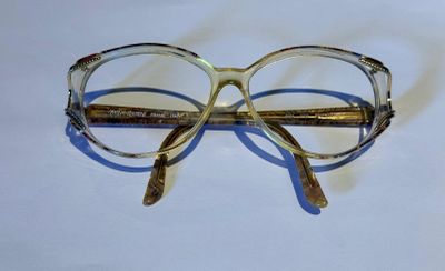 une paire de lunettes posée sur une surface blanche