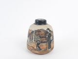 un petit vase sur lequel figurent un homme et une femme