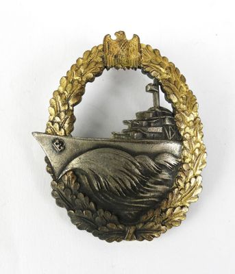 une image représentant un insigne avec un bateau au centre