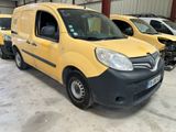 une camionnette jaune garée dans un garage