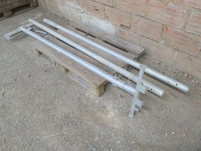 un banc en bois situé à côté d'un mur de briques