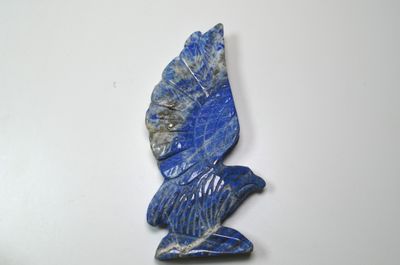 Un aigle sculpté en lapis-lazuli d'un poids de 1600 cts env.…