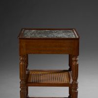 Guéridon ou table d'appoint quadrangulaire en noyer. (photo 5)